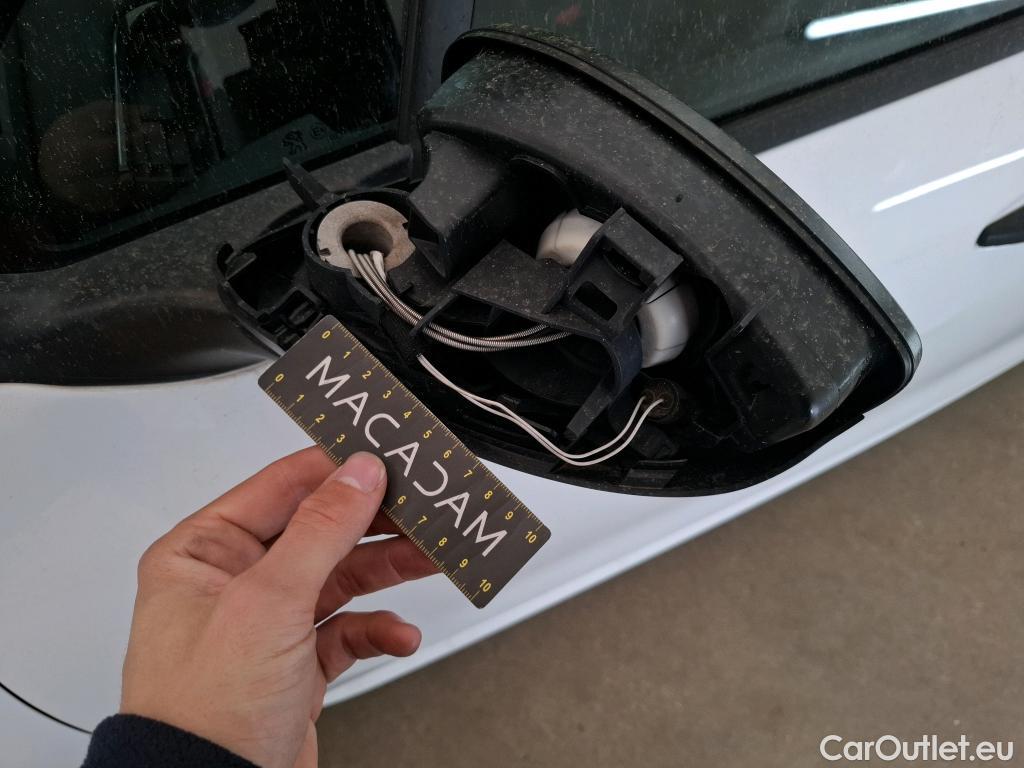  Peugeot  208 PEUGEOT  Affaire VU 5p Berline 1.4 HDI PACK CD CLIM #60