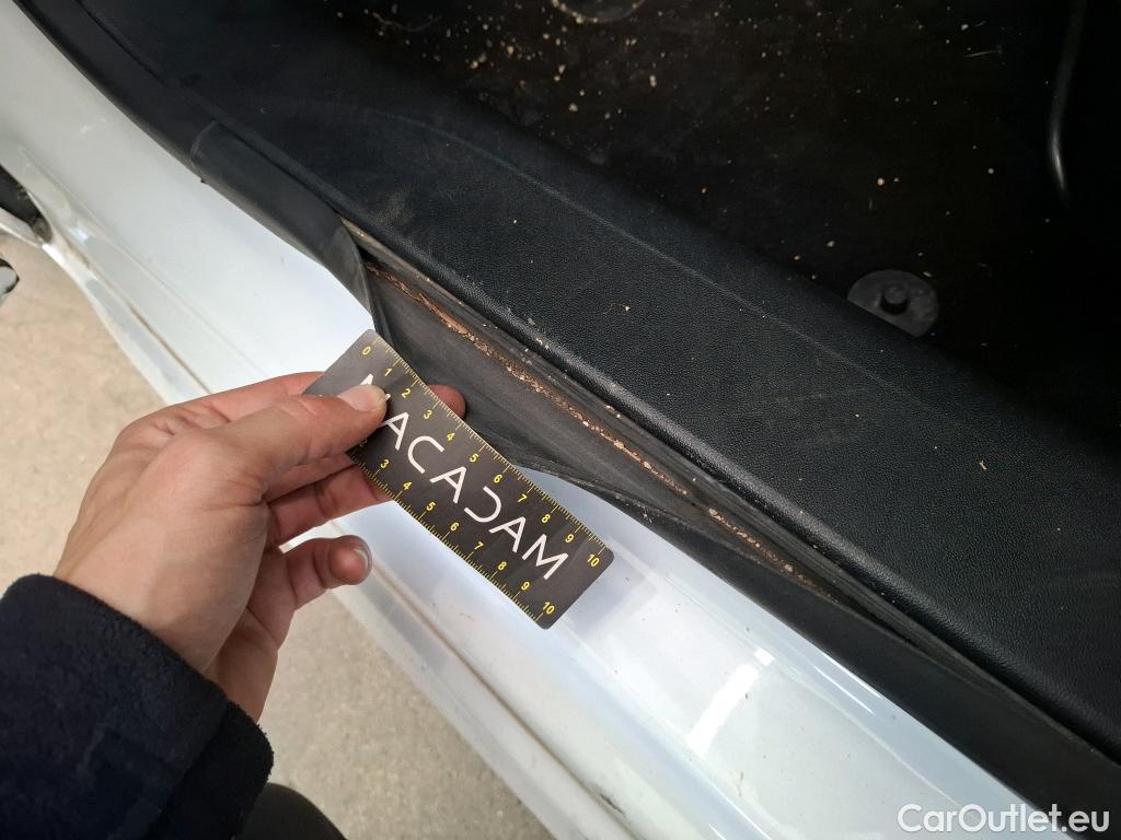  Peugeot  208 PEUGEOT  Affaire VU 5p Berline 1.4 HDI PACK CD CLIM #35