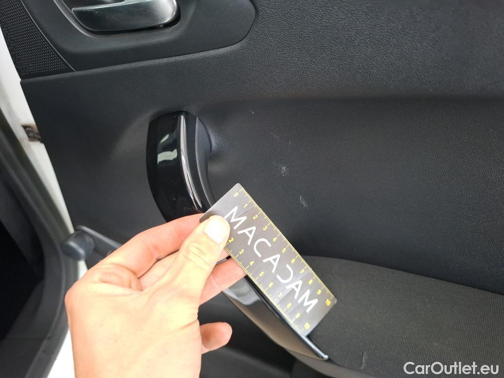  Peugeot  208 PEUGEOT  Affaire VU 5p Berline 1.4 HDI PACK CD CLIM #48