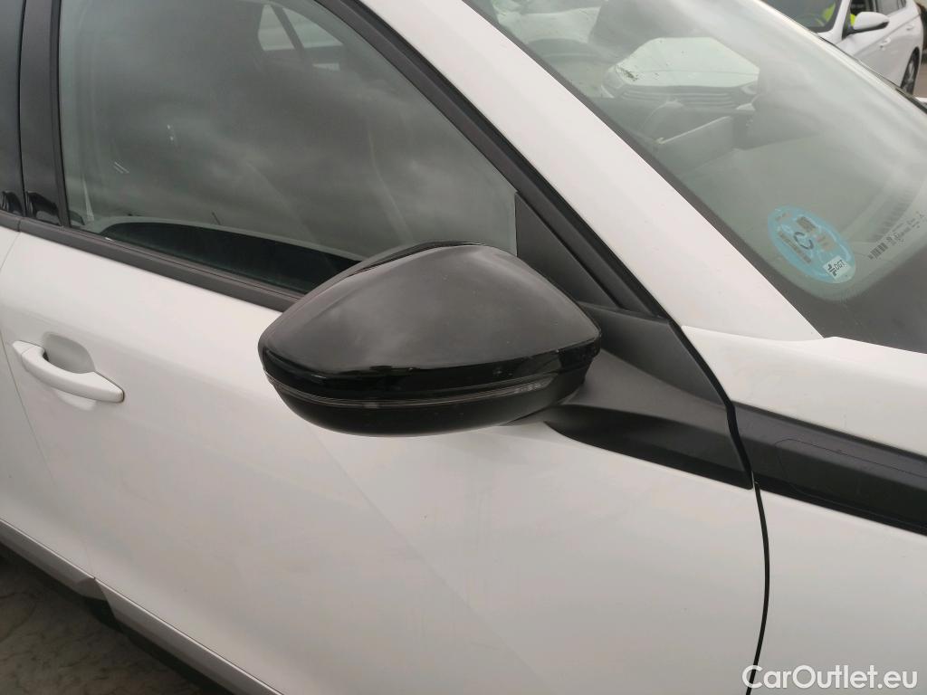  Peugeot  2008 PEUGEOT  / 2019 / 5P / todoterreno Allure BlueHDI 81kW (110CV) #32