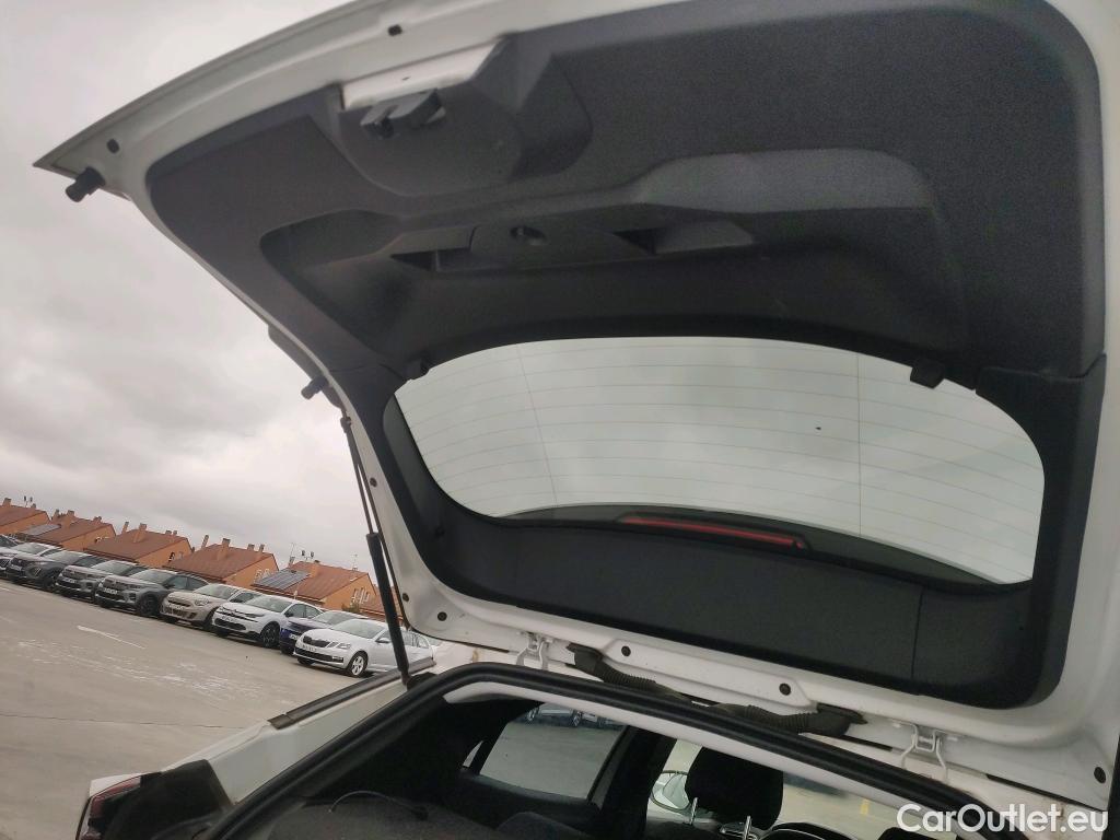  Peugeot  2008 PEUGEOT  / 2019 / 5P / todoterreno Allure BlueHDI 81kW (110CV) #16