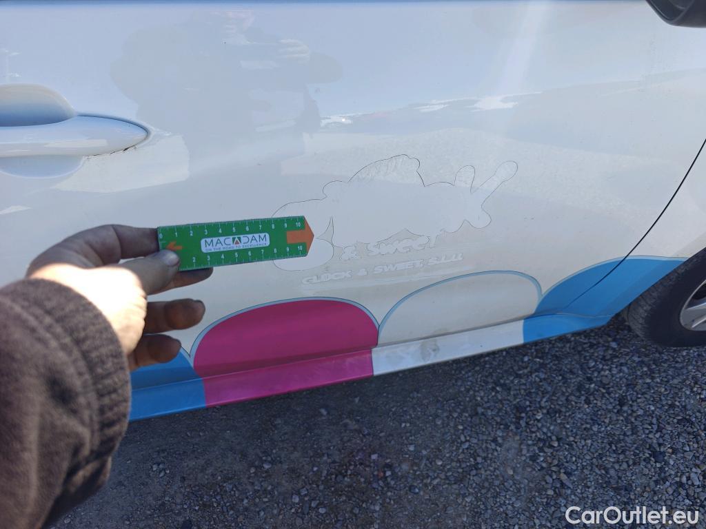  Toyota  Yaris TOYOTA  / 2020 / 5P / berlina con portón 1.5 120H Business Plus #16