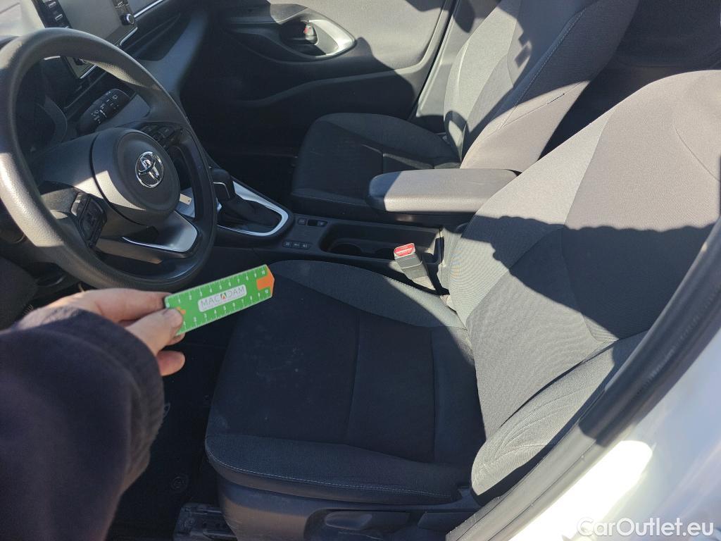  Toyota  Yaris TOYOTA  / 2020 / 5P / berlina con portón 1.5 120H Business Plus #13