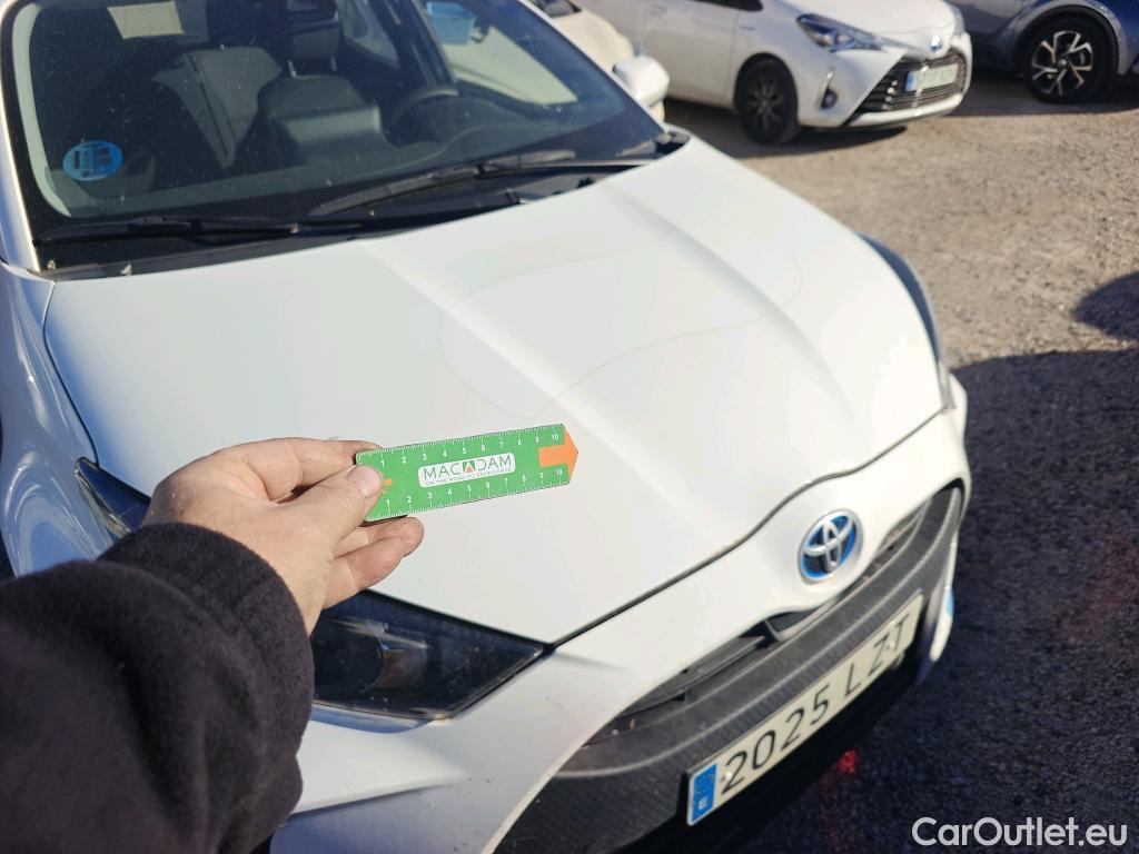  Toyota  Yaris TOYOTA  / 2020 / 5P / berlina con portón 1.5 120H Business Plus #4