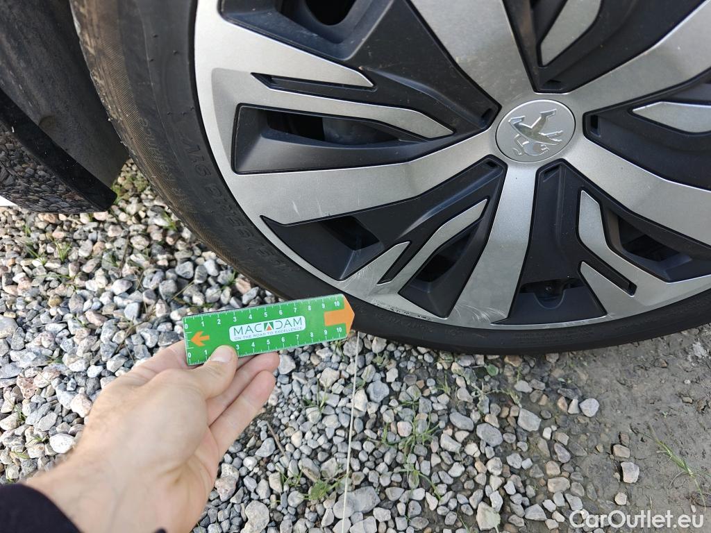  Peugeot  208 PEUGEOT e- / 2019 / 5P / berlina con portón Eléctrico Active #44