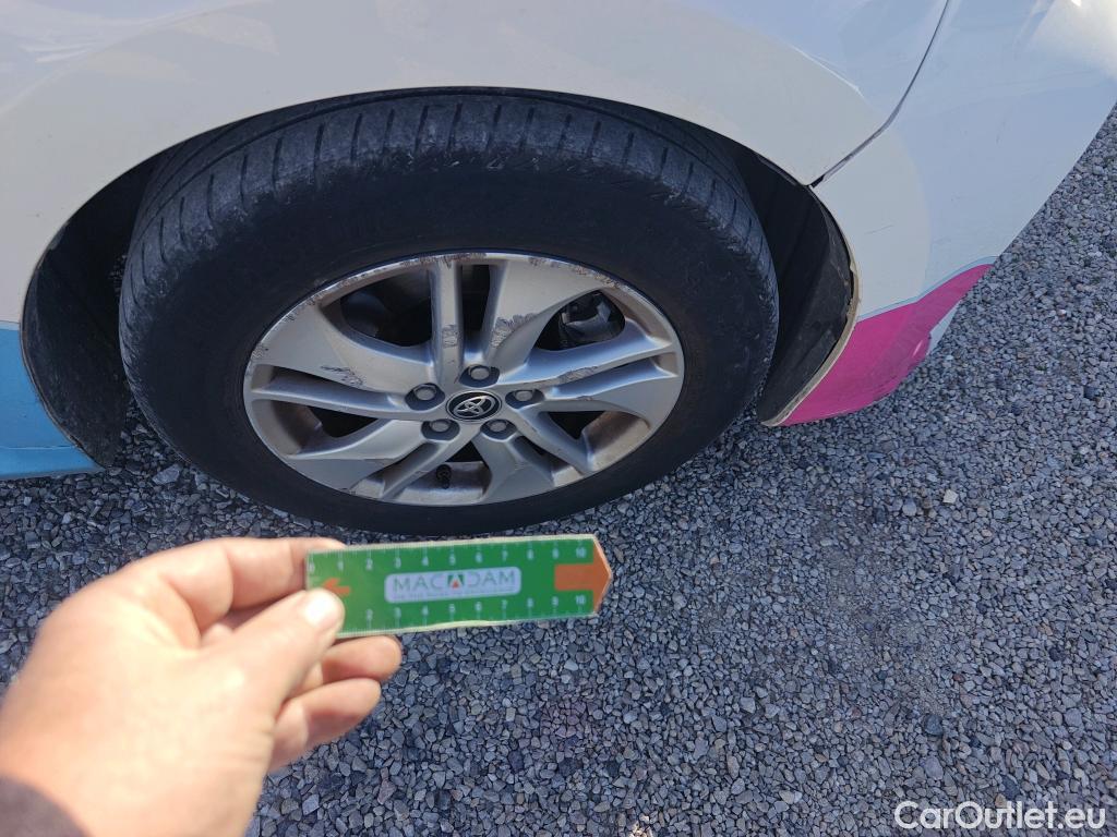  Toyota  Yaris TOYOTA  / 2020 / 5P / berlina con portón 1.5 120H Business Plus #14