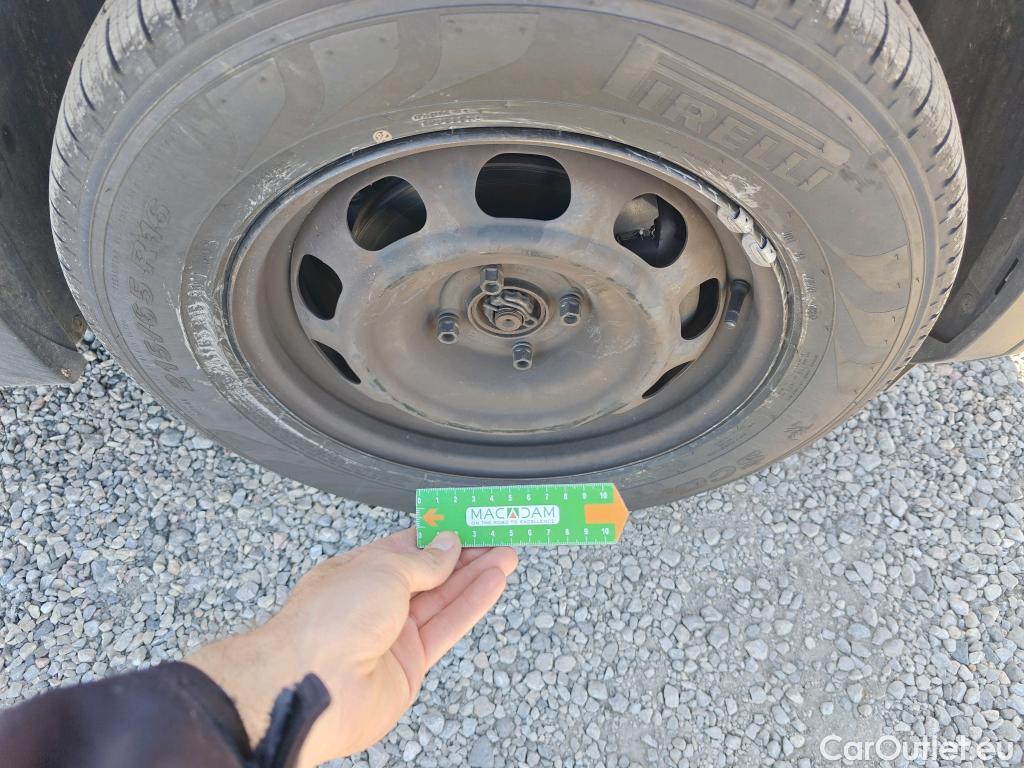  Peugeot  2008 PEUGEOT  / 2019 / 5P / todoterreno Active BlueHDI 81kW (110CV) #40