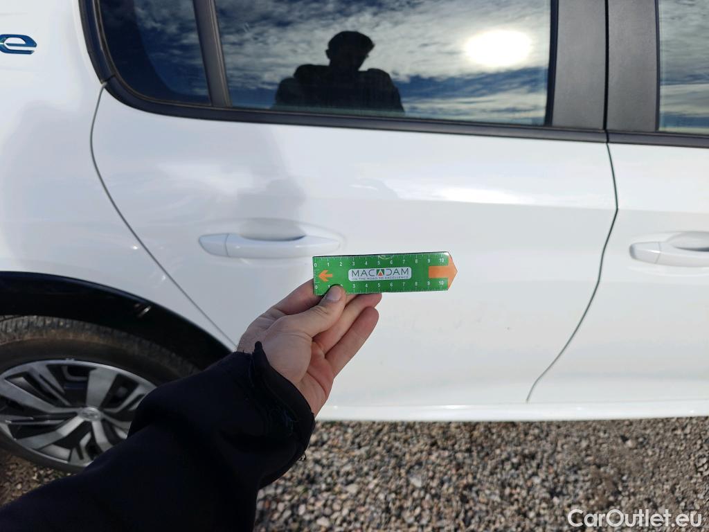  Peugeot  208 PEUGEOT e- / 2019 / 5P / berlina con portón Eléctrico Active #30