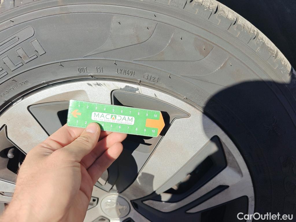  Peugeot  2008 PEUGEOT  / 2019 / 5P / todoterreno Active BlueHDI 81kW (110CV) #42