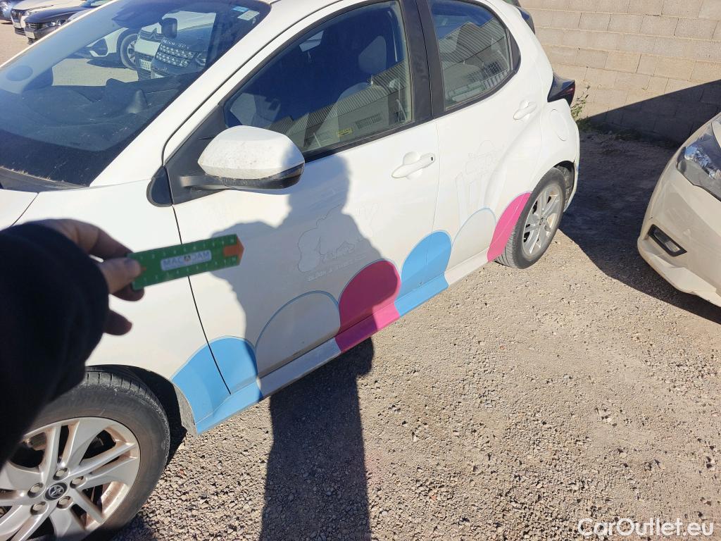  Toyota  Yaris TOYOTA  / 2020 / 5P / berlina con portón 1.5 120H Business Plus #5