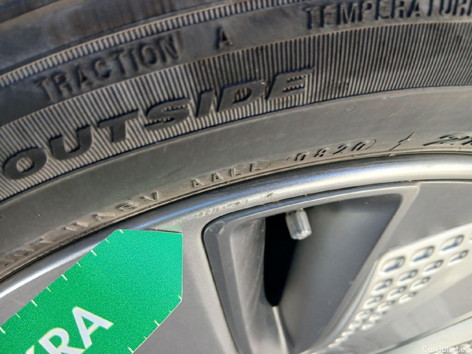  Hyundai  Konna HYUNDAI Kona / 2017 / 5P / todoterreno EV 150kW Tecno #3