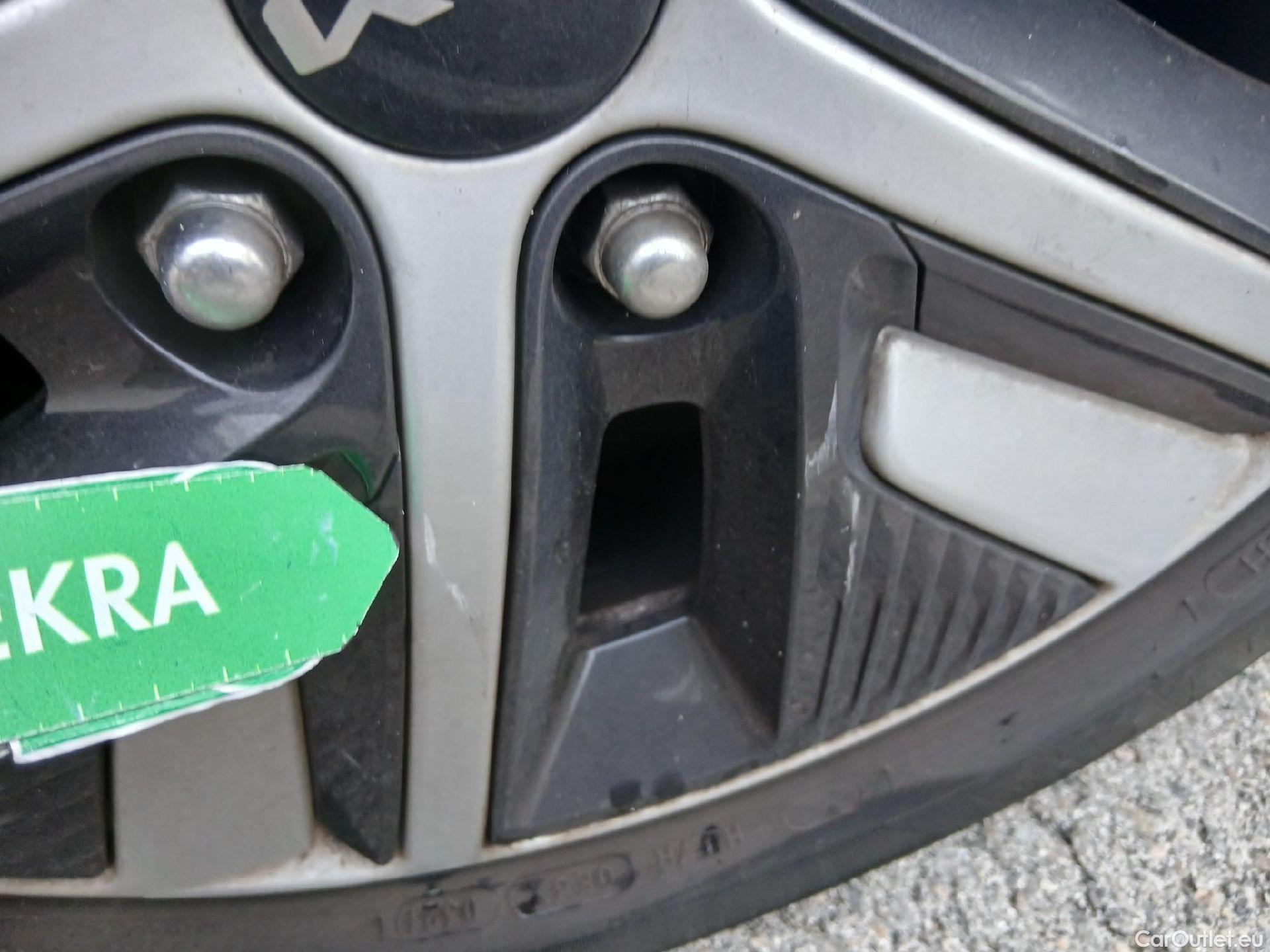  KIA  Niro KIA  / 2019 / 5P / crossover 1.6 GDi PHEV 104kW (141CV) Drive #8