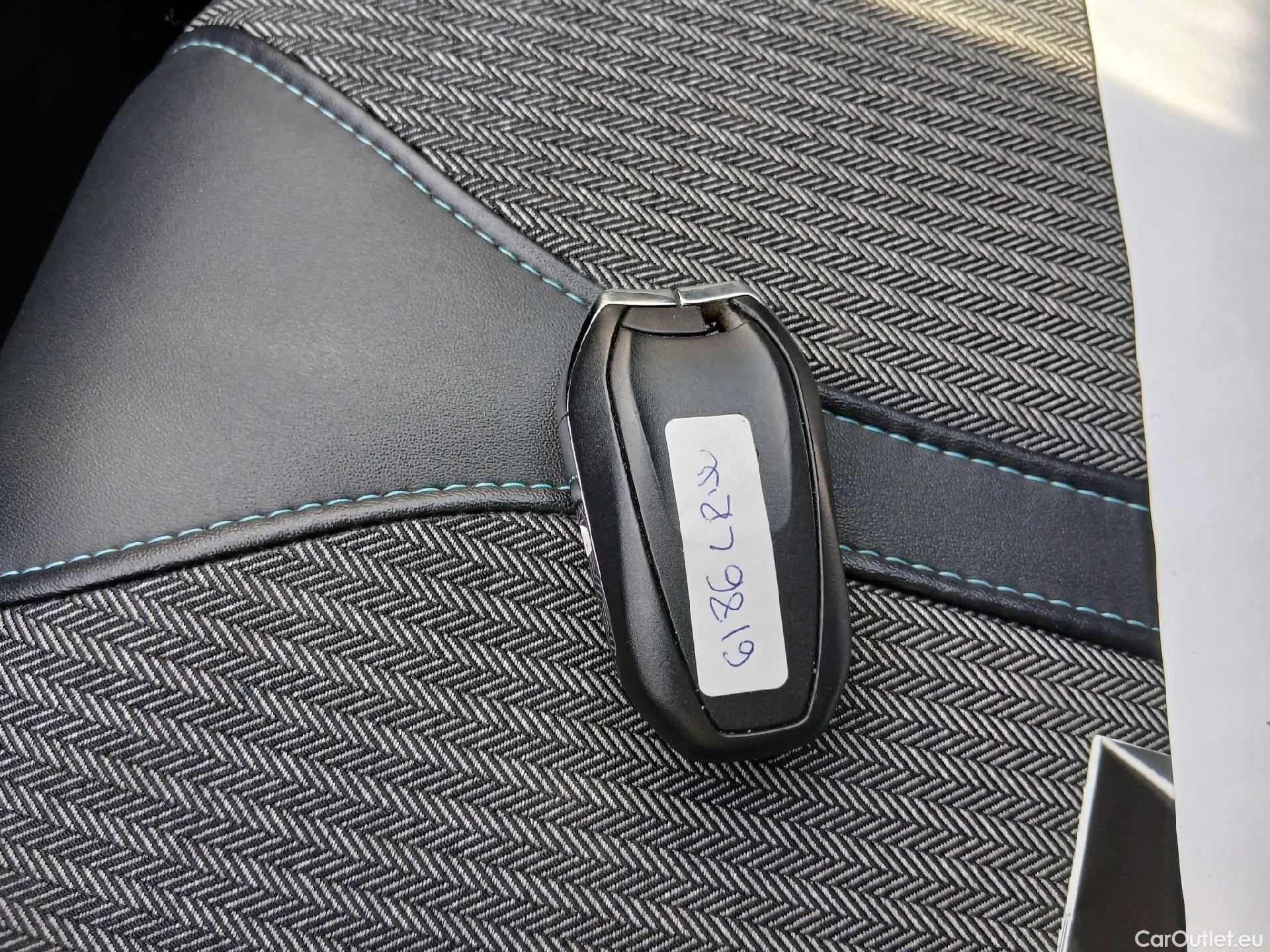  Peugeot  3008 PEUGEOT  Hybrid / 2020 / 5P / todoterreno 300 e-EAT8 Allure Pack #1