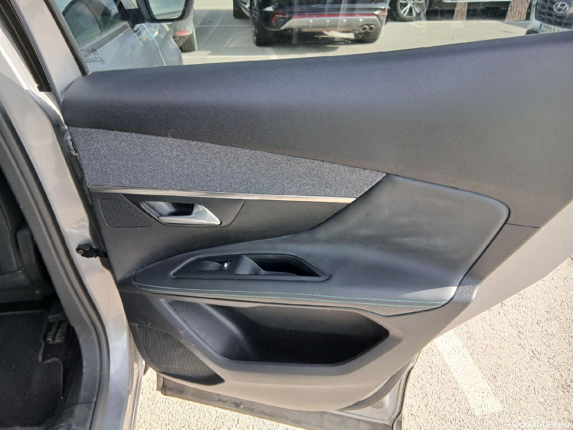  Peugeot  3008 PEUGEOT  Hybrid / 2020 / 5P / todoterreno 300 e-EAT8 Allure Pack #39