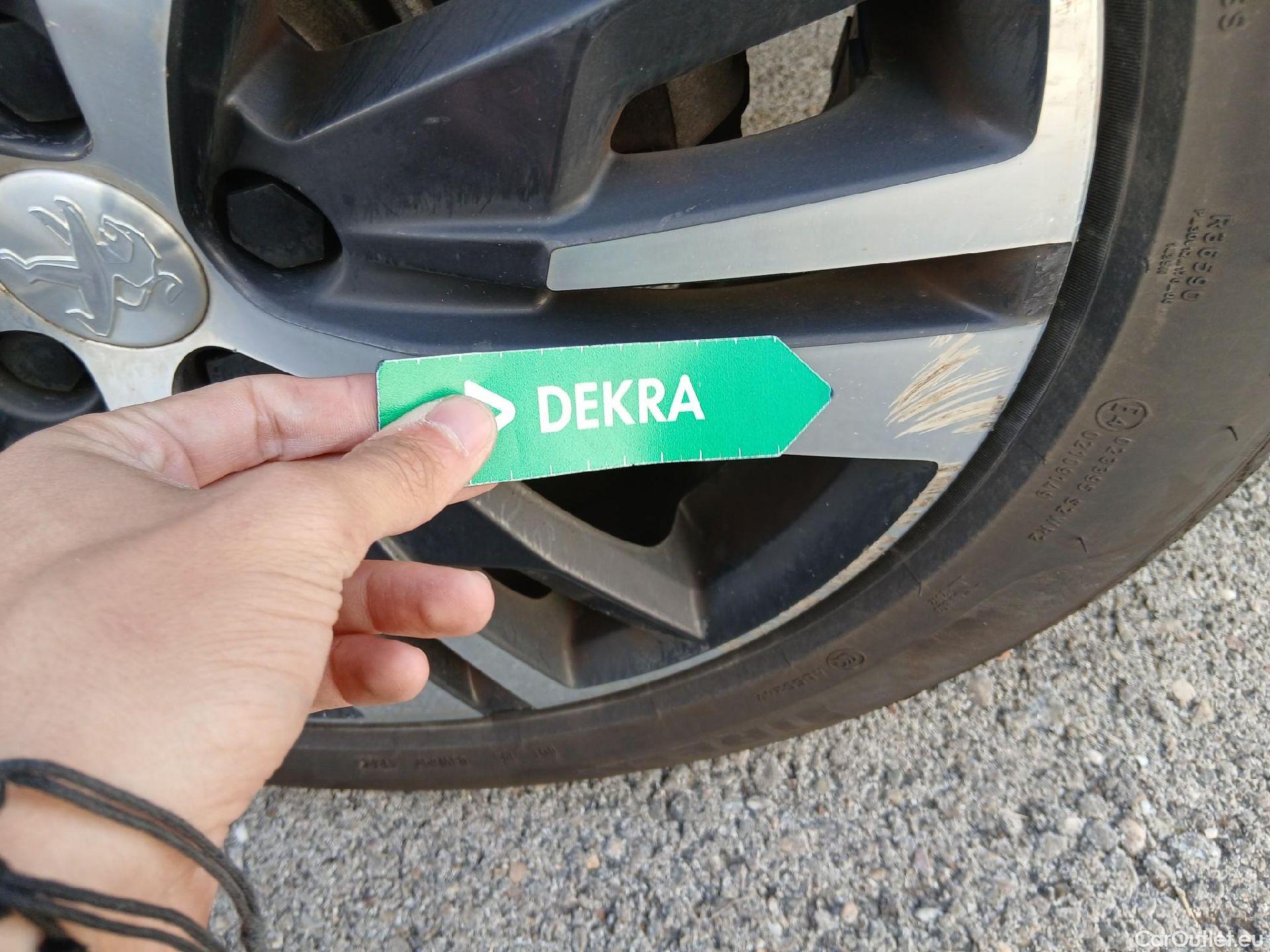  Peugeot  3008 PEUGEOT  Hybrid / 2020 / 5P / todoterreno 300 e-EAT8 Allure Pack #19