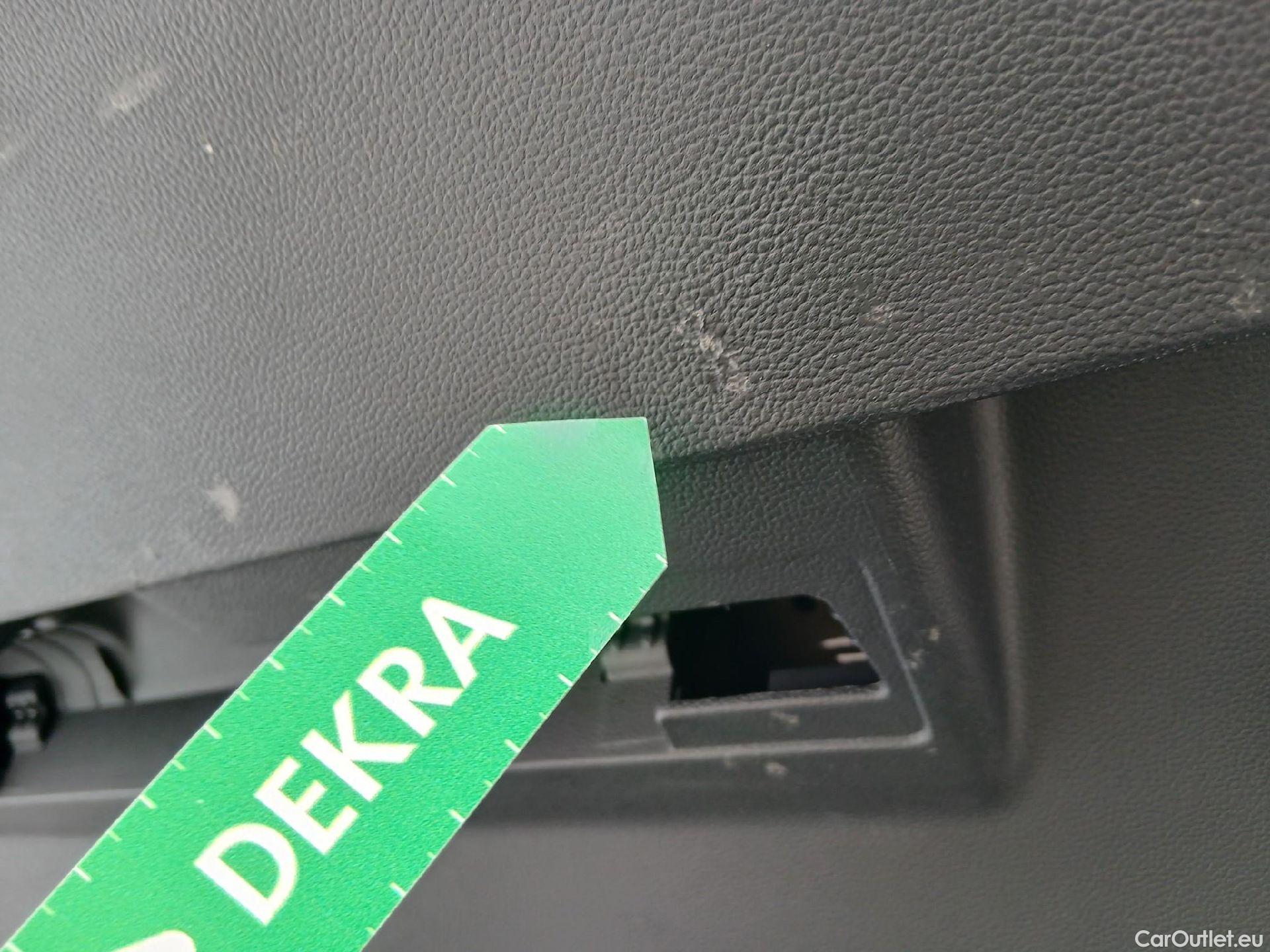  Volkswagen  Golf  VOLKSWAGEN / 2020 / 5P / berlina con portón 2.0 TDI 85kW (115CV) #4