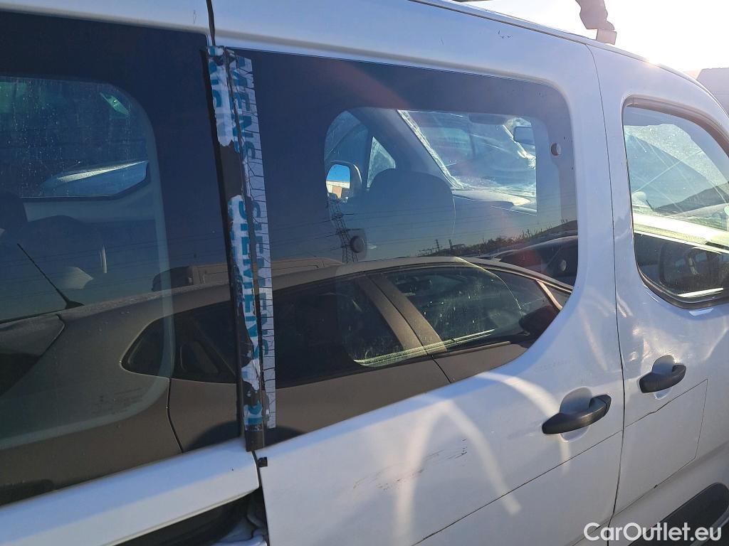  Citroen  Berlingo CITROEN  / 2018 / 4P / combi Talla M BlueHDi 100 LIVE (AC) #21