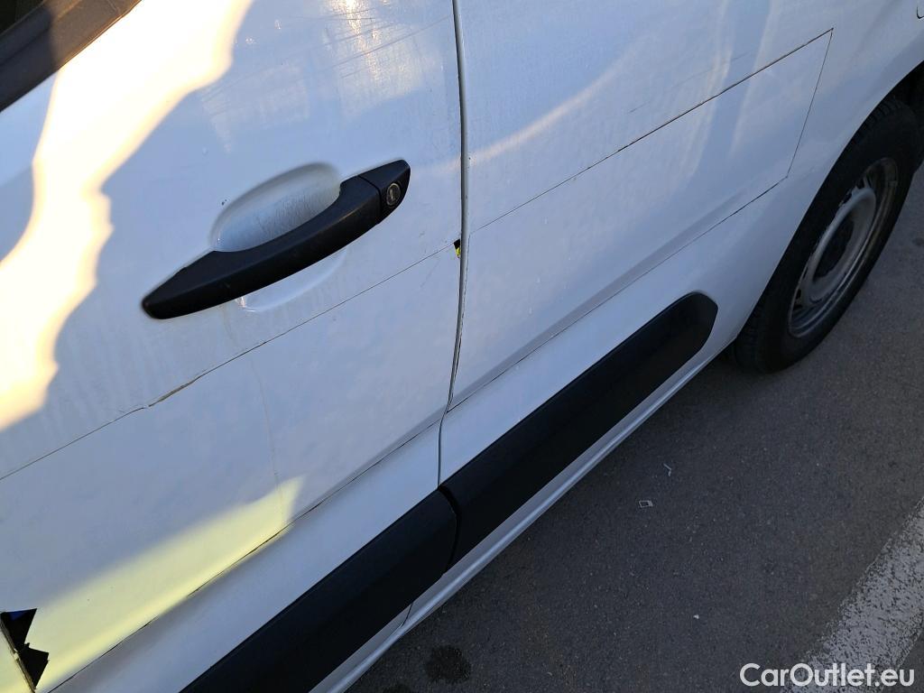  Citroen  Berlingo CITROEN  / 2018 / 4P / combi Talla M BlueHDi 100 LIVE (AC) #35