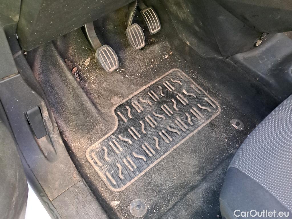  Citroen  Berlingo CITROEN  / 2018 / 4P / combi Talla M BlueHDi 100 LIVE (AC) #37