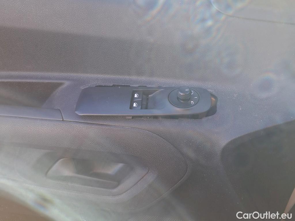  Citroen  Berlingo CITROEN  / 2018 / 4P / combi Talla M BlueHDi 100 LIVE (AC) #48