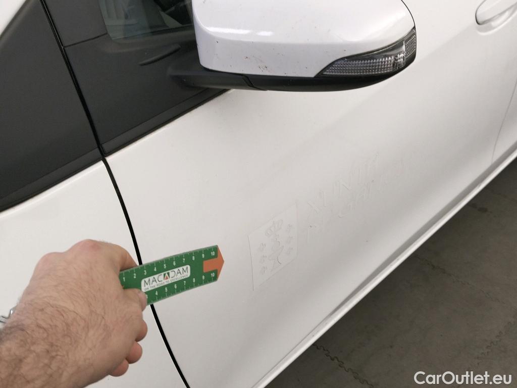  Toyota  Yaris TOYOTA  / 2017 / 5P / berlina con portón 1.5 100H Active #6