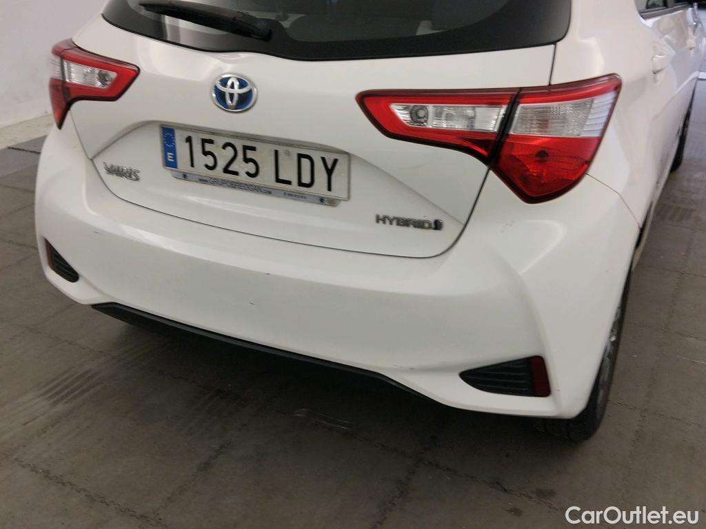  Toyota  Yaris TOYOTA  / 2017 / 5P / berlina con portón 1.5 100H Active #3