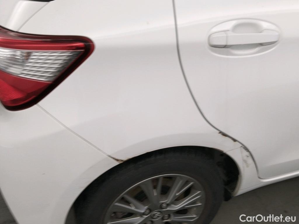  Toyota  Yaris TOYOTA  / 2017 / 5P / berlina con portón 1.5 100H Active #1