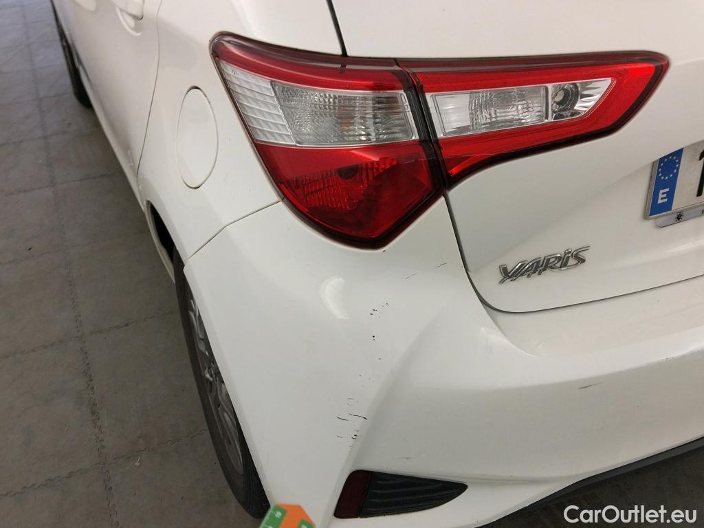  Toyota  Yaris TOYOTA  / 2017 / 5P / berlina con portón 1.5 100H Active #4