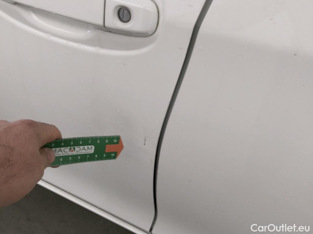  Toyota  Yaris TOYOTA  / 2017 / 5P / berlina con portón 1.5 100H Active #11