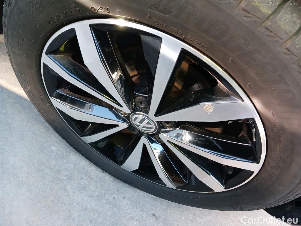  Volkswagen  T-ROC VOLKSWAGEN  / 2017 / 5P / todoterreno Advance Style 1.0 TSI 85kW (115CV) #28