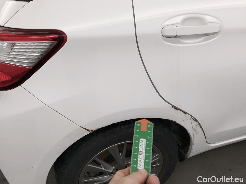  Toyota  Yaris TOYOTA  / 2017 / 5P / berlina con portón 1.5 100H Active #2