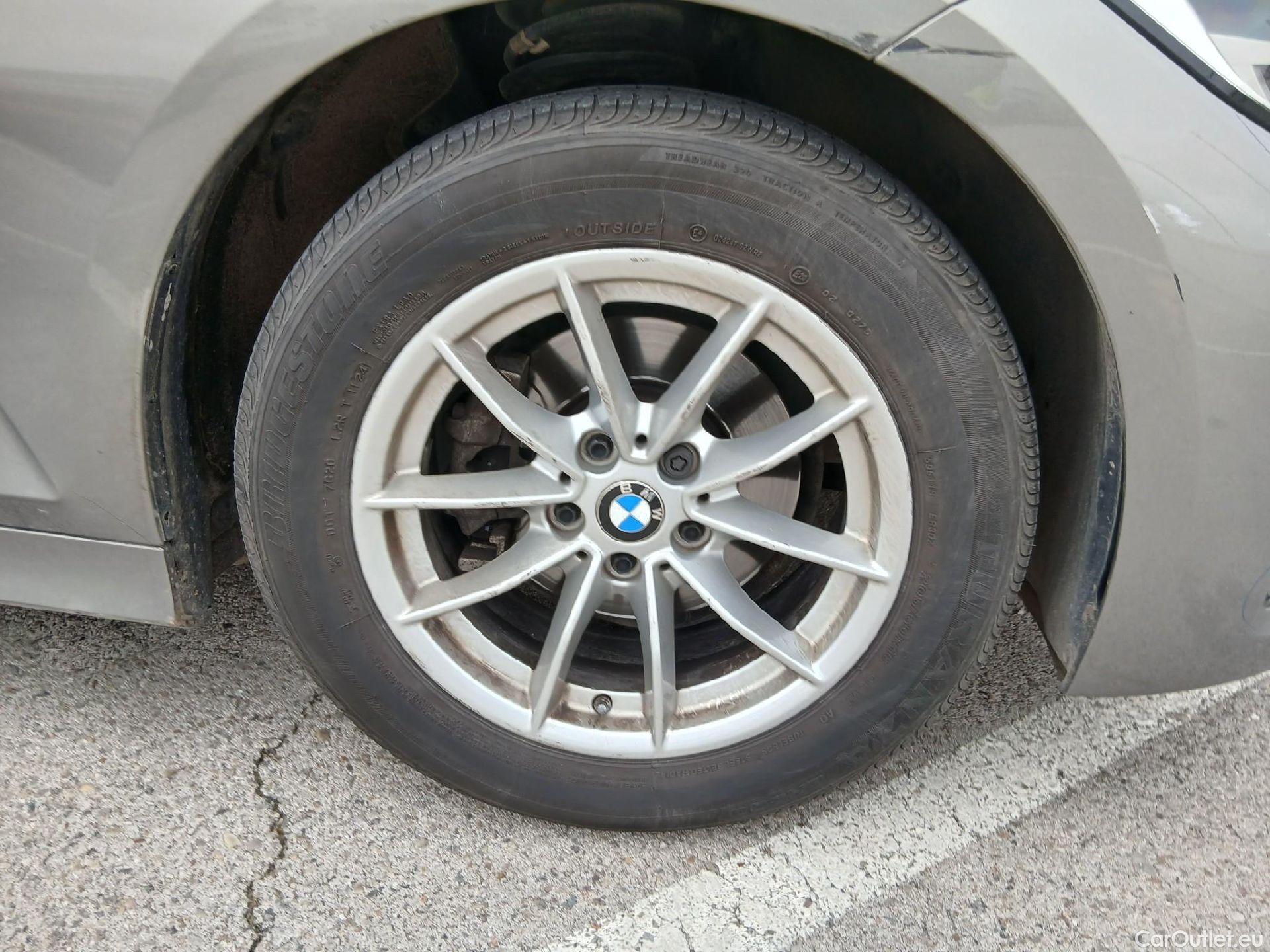  Bmw  Serie 3 BMW  / 2018 / 4P / sedán 318d #32