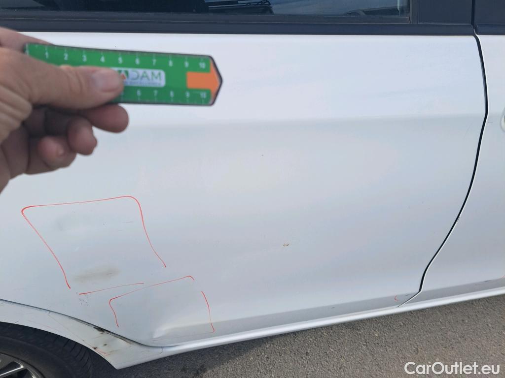  Toyota  Yaris TOYOTA  / 2017 / 5P / berlina con portón 1.5 100H Active #3