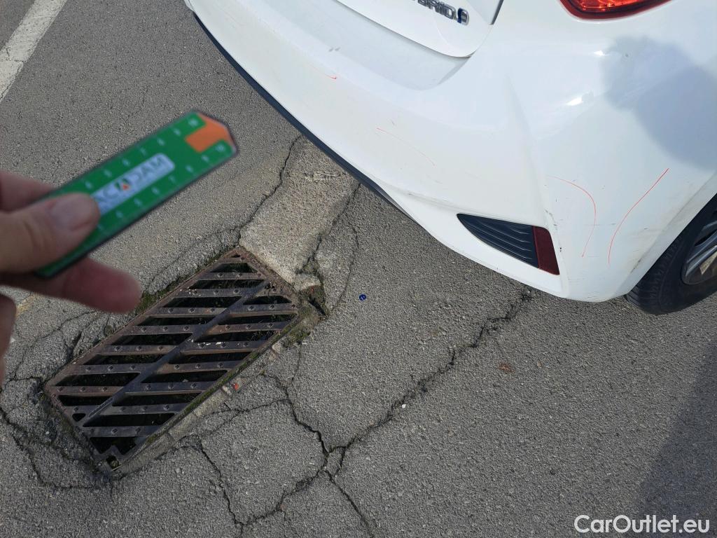  Toyota  Yaris TOYOTA  / 2017 / 5P / berlina con portón 1.5 100H Active #26