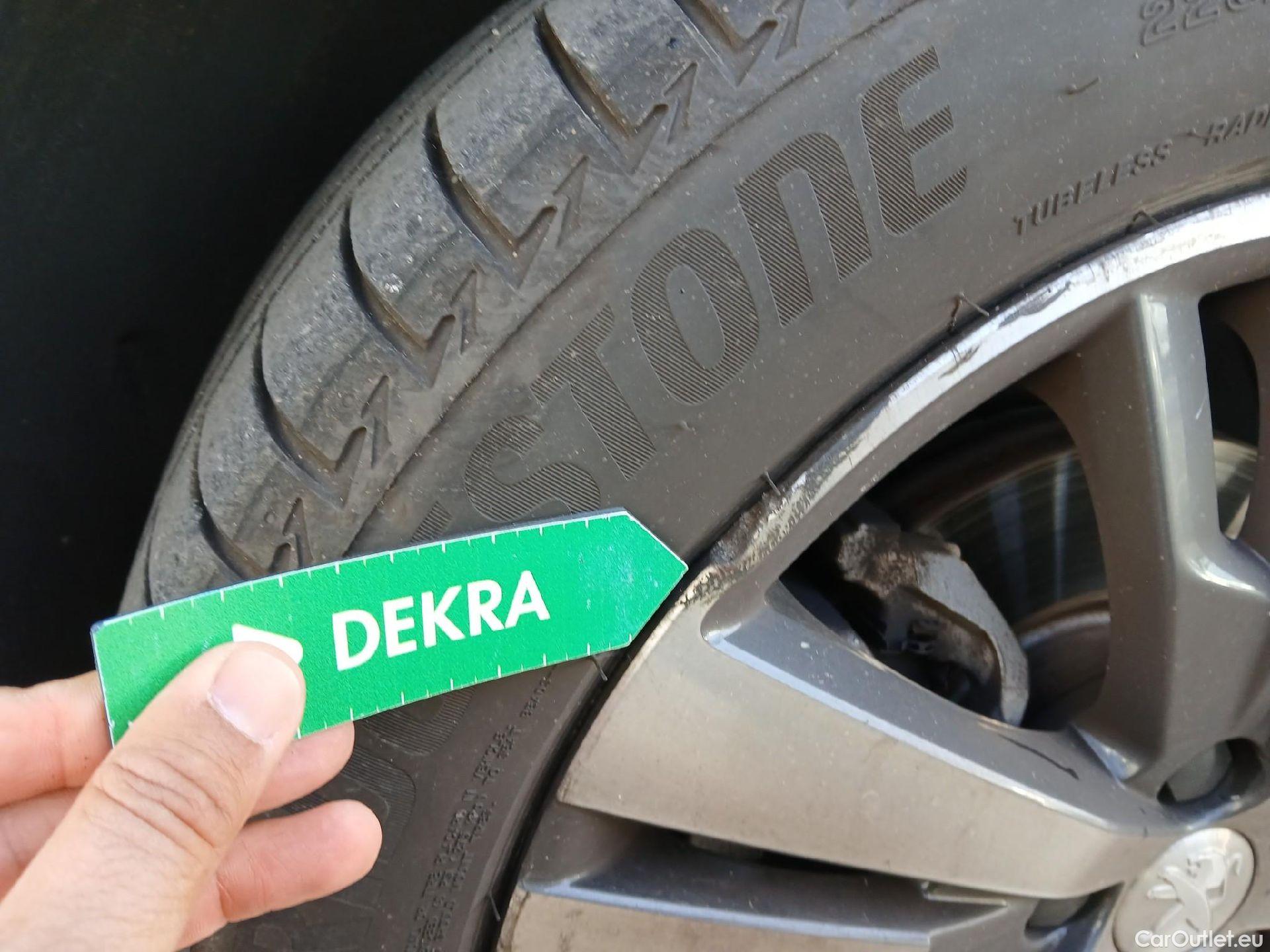  Peugeot  3008 PEUGEOT  / 2020 / 5P / todoterreno 1.5 BlueHDi 96kW S&S Allure Pack EAT8 #2