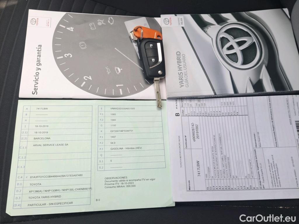  Toyota  Yaris TOYOTA  / 2017 / 5P / berlina con portón 1.5 100H Active #1