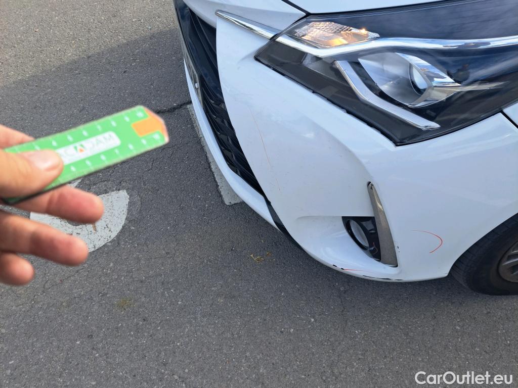  Toyota  Yaris TOYOTA  / 2017 / 5P / berlina con portón 1.5 100H Active #17