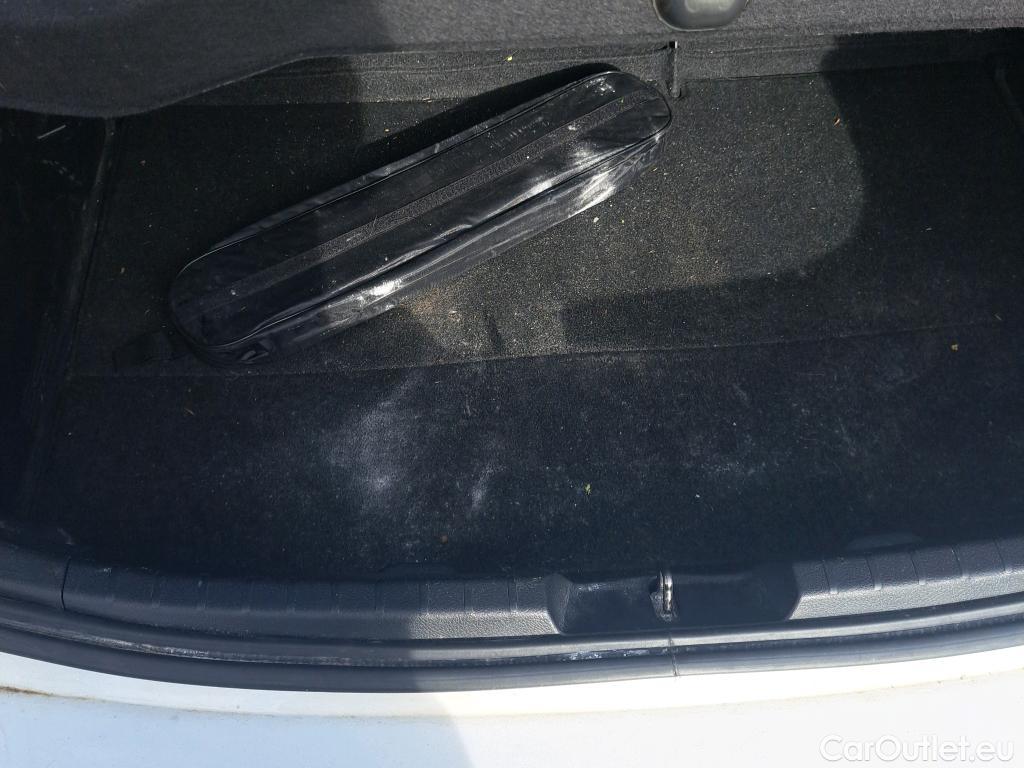  Toyota  Yaris TOYOTA  / 2017 / 5P / berlina con portón 1.5 100H Active #35