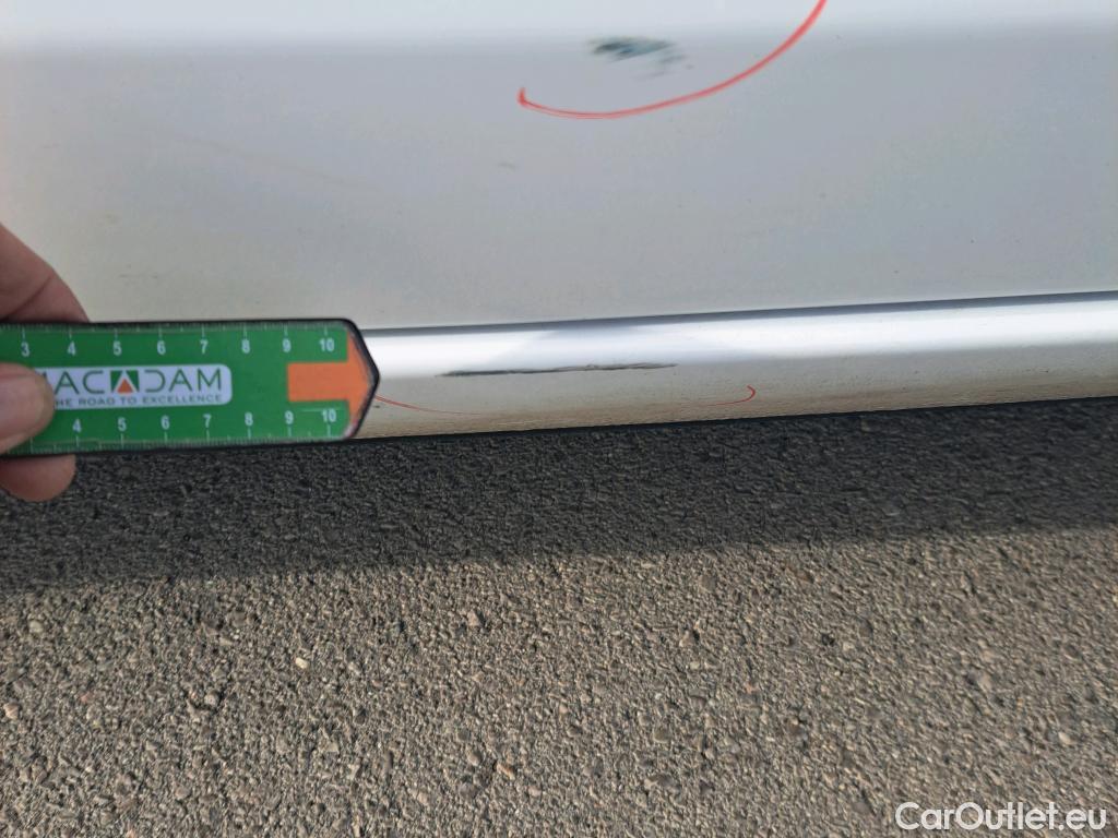  Toyota  Yaris TOYOTA  / 2017 / 5P / berlina con portón 1.5 100H Active #23