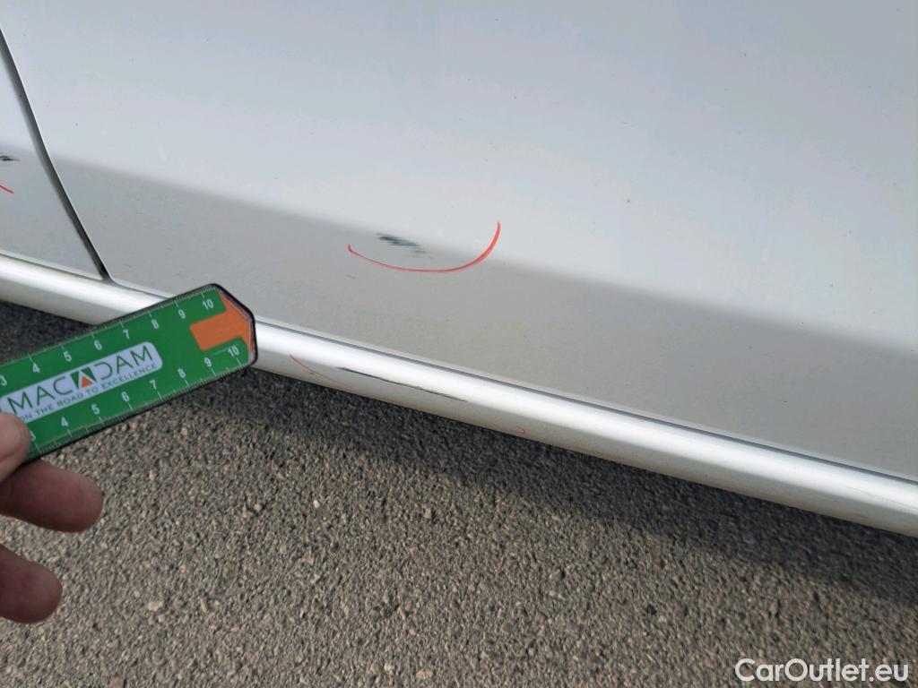  Toyota  Yaris TOYOTA  / 2017 / 5P / berlina con portón 1.5 100H Active #16