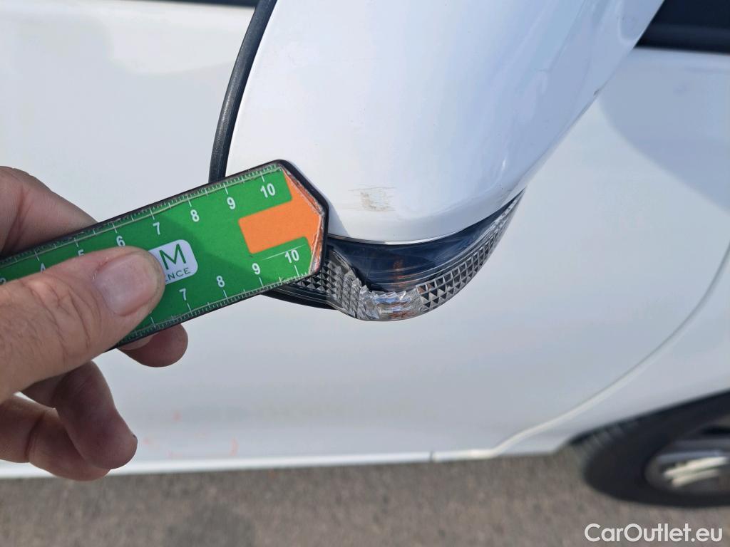  Toyota  Yaris TOYOTA  / 2017 / 5P / berlina con portón 1.5 100H Active #44