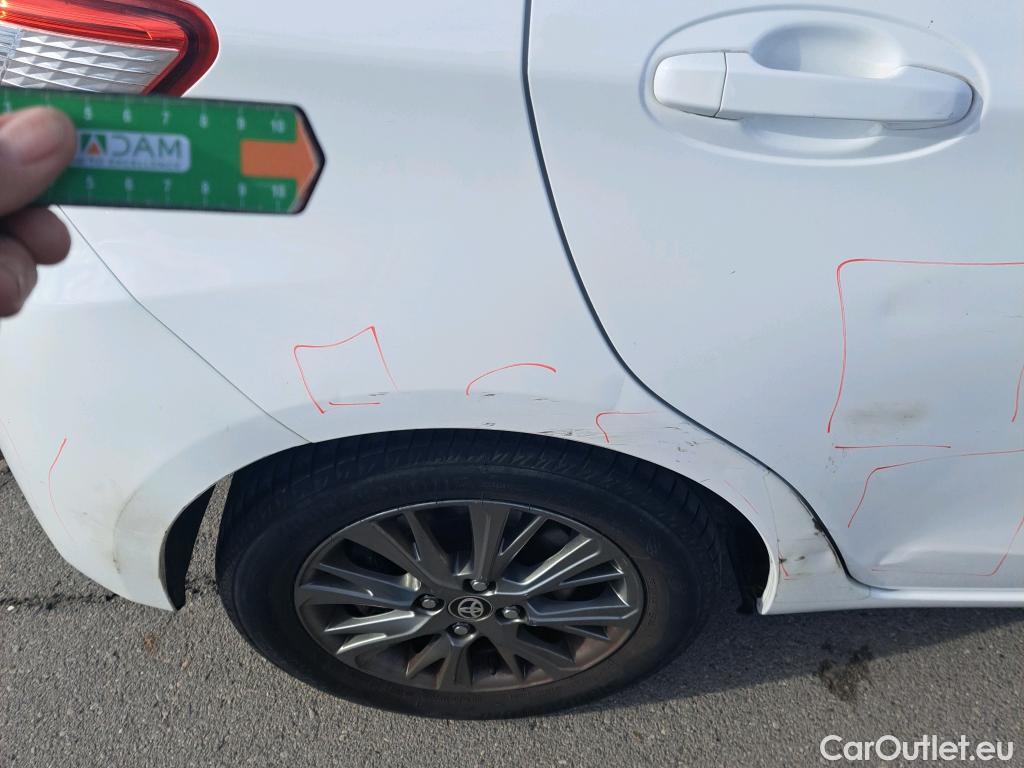  Toyota  Yaris TOYOTA  / 2017 / 5P / berlina con portón 1.5 100H Active #10