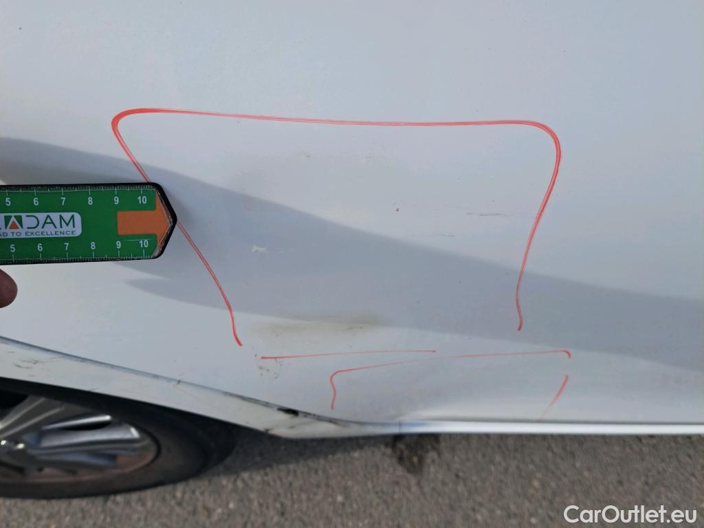  Toyota  Yaris TOYOTA  / 2017 / 5P / berlina con portón 1.5 100H Active #4