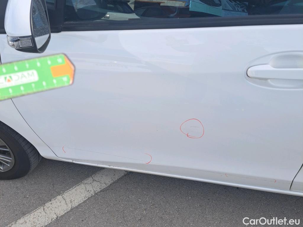  Toyota  Yaris TOYOTA  / 2017 / 5P / berlina con portón 1.5 100H Active #32