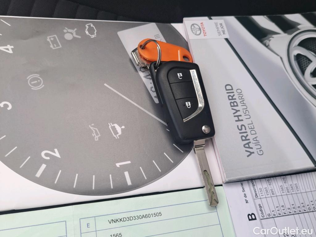  Toyota  Yaris TOYOTA  / 2017 / 5P / berlina con portón 1.5 100H Active #2