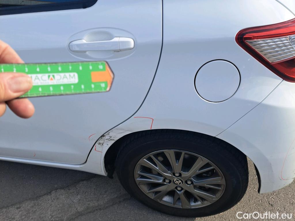  Toyota  Yaris TOYOTA  / 2017 / 5P / berlina con portón 1.5 100H Active #8