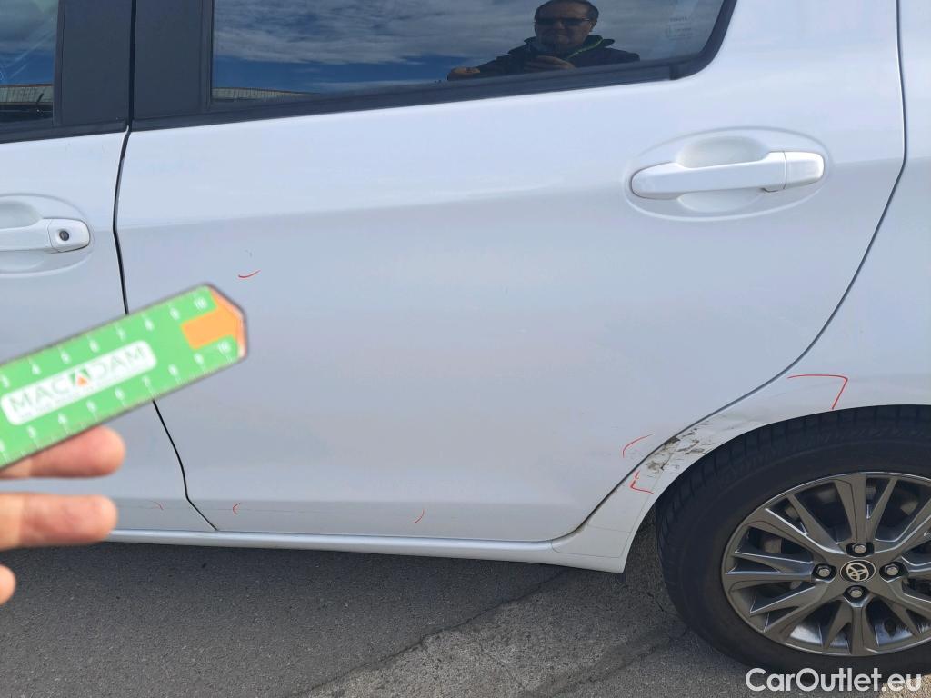  Toyota  Yaris TOYOTA  / 2017 / 5P / berlina con portón 1.5 100H Active #30