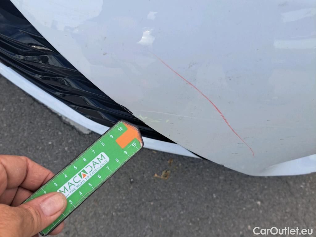  Toyota  Yaris TOYOTA  / 2017 / 5P / berlina con portón 1.5 100H Active #19