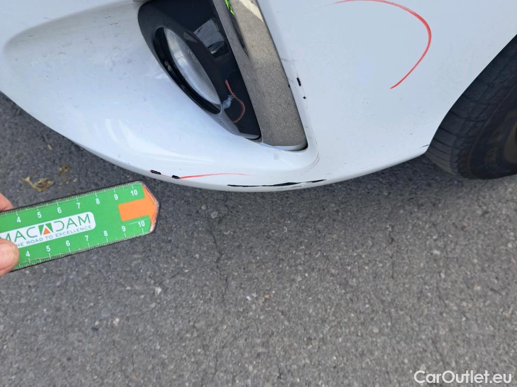  Toyota  Yaris TOYOTA  / 2017 / 5P / berlina con portón 1.5 100H Active #18