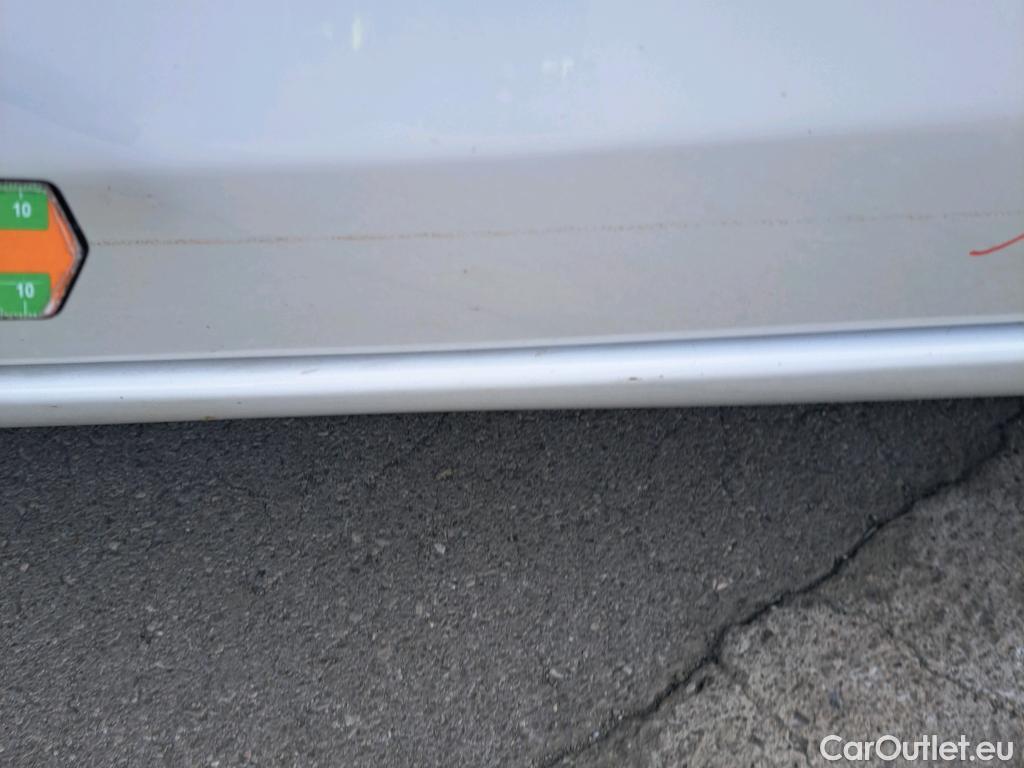  Toyota  Yaris TOYOTA  / 2017 / 5P / berlina con portón 1.5 100H Active #31